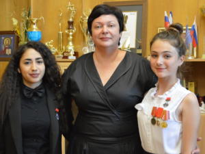Двум крымчанкам вручили нагрудные знаки лауреата Всероссийской общественно-государственной инициативы «Горячее сердце — 2019»