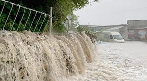 Сильный ливень затопил улицы и дворы в Севастополе
