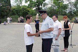 Севастопольские полицейские торжественно вручили паспорта юным жителям Ленинского и Нахимовского районов города