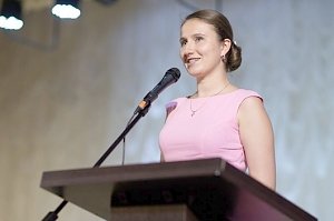Анна Рубель поздравила врачей Белогорского района с профессиональным праздником и вручила государственные награды