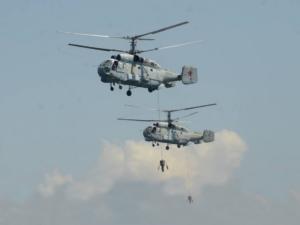 На аэродроме Кача лётчики морской авиации выполнили десантирование из вертолёта Ми-8