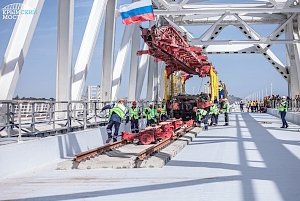 На первом пути Крымского моста сомкнули рельсы