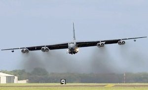 Американский B-52 после встречи с российским Су-27 у Крыма совершил аварийную посадку