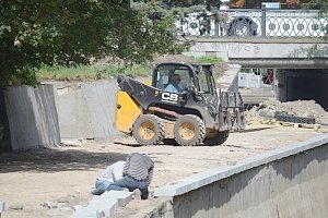 На набережной Салгира приступили к установке нового ограждения