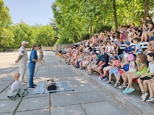 Ребят из детских лагерей Севастополя учат поведению на воде сотрудники ГИМС и психологи МЧС