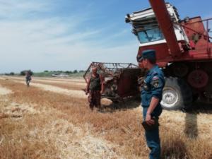 Спасатели пояснили сотрудникам сельхозпредприятий Советского района правила безопасности на предприятии