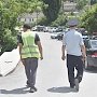 Полицейские ловят «зазывал-парковщиков» в старой части Бахчисарая