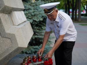 Севастопольцы несут цветы к стеле Мурманск в память о погибших моряках-подводниках