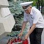 Севастопольцы несут цветы к стеле Мурманск в память о погибших моряках-подводниках