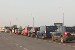 На границе Крыма с Украиной выстроились километровые очереди