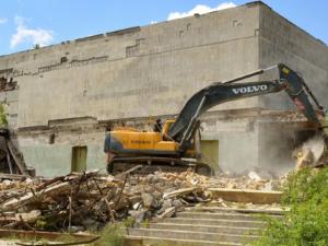 В посёлке Первомайское приступили к демонтажу аварийного здания кинотеатра «Кубань»