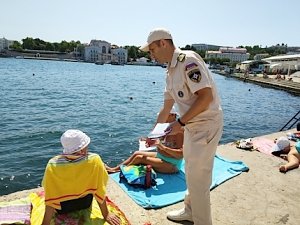 ГИМС МЧС России по городу Севастополю сообщили отдыхающим на пляжах о правилах безопасности