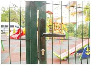 Под замком: имеют ли право закрывать детские площадки на ключ?