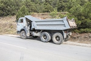 Последствия схода селей убирают на дорогах в районе Судака