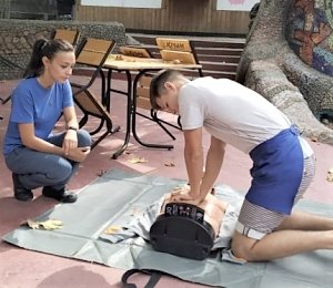 Психологи МЧС обучили сотрудников севастопольского эко-парка «Лукоморье» навыкам оказания первой помощи