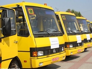 Медведев: Регионы получат до 10 млрд рублей на школьные автобусы и «скорые»