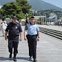 «Курортные» полицейские показывают немцам дорогу к Массандровскому дворцу и общаются с китайцами на русском