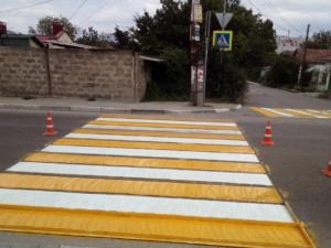 В Симферополе обновляют дорожную разметку и пешеходные «зебры»