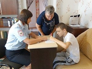 Сотрудники ОВМ Балаклавского района вручили паспорт подростку с ограниченными физическими возможностями