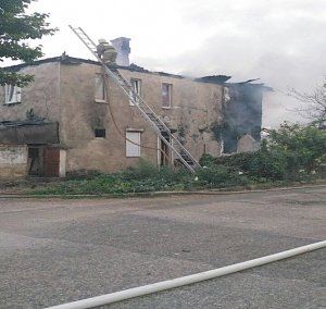 В Севастополе из горящего многоквартирного дома спасатели эвакуировали 16 человек