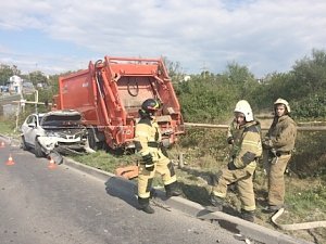 Севастопольские спасатели МЧС ликвидируют последствия ДТП с участием семи и восьми автомобилей