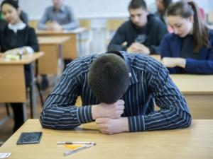 Выпускники школ, не получившие аттестаты, смогут повторно сдать экзамены в сентябре
