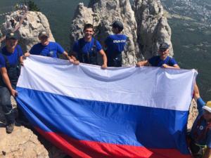 В День Государственного флага РФ спасатели «КРЫМ-СПАС» традиционно поднимут триколор на вершину горы Ай-Петри