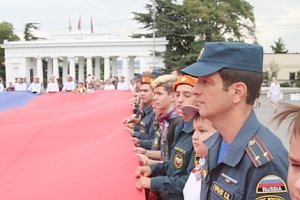 В Севастополе спасатели торжественно отметили День Государственного флага Российской Федерации и участвовали в общегородской патриотической акции