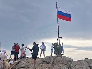На вершине Ай-Петри развивается российский триколор