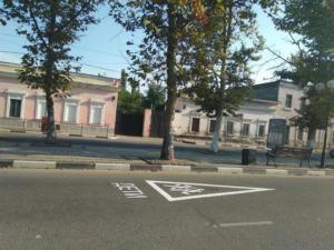 700 квадратных метров разметки на дорогах поблизости от школ и детских садов нанесут в Керчи до 1 сентября