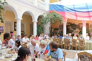 В Ялте состоялся круглый стол ко Дню Государственного флага России