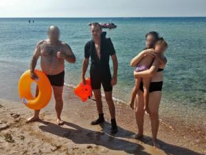В Песчаном спасли ребенка, которого уносило в море на надувном круге