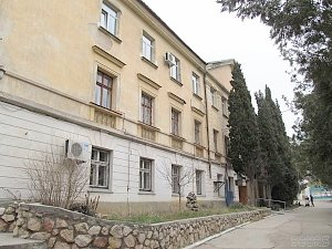 Выписанная из севастопольской больницы женщина умерла, едва выйдя из здания