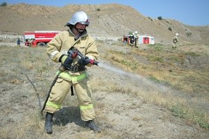 Загорание сухой растительности в городе Судак