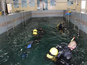 Более 200 курсантов-водолазов приступили к первым погружениям под воду