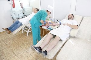 Специалисты Госкомрегистра сдали кровь в рамках акции «Крымской газеты»