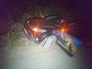 Спасатели поставили на колёса автомобиль с ягуаром, который едва не опрокинулся на грунтовке ЮБК