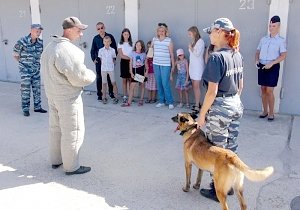В Севастополе воспитанники детского дома и социального приюта побывали в гостях у «мохнатых» полицейских