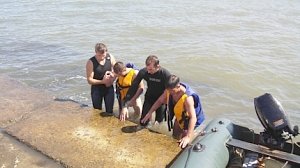 В районе судоходного канала в Керчи спасены два человека