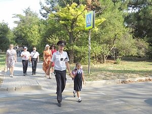 Автоинспекторы Севастополя обеспечивают безопасность школьников в первый учебный день