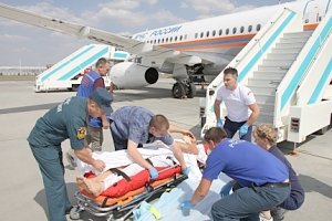 Самолет МЧС России осуществляет санитарную эвакуацию тяжелобольного из Крыма в Санкт- Петербург