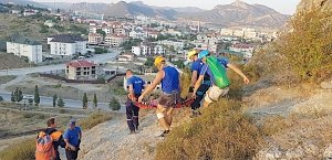 Спасатели сняли 78-летнюю «альпинистку» с Сахарной Головки в Судаке