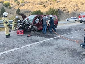 Сотрудники МЧС оказывают помощь при ДТП