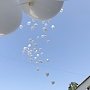 Школьники Симферополя запустили в небо белые шары в память о жертвах теракта в Беслане