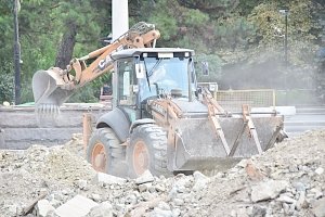 В Симферополе на ул. Александра Невского укладывают тротуарную плитку