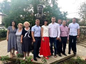 Детскому хирургу Гирею Баирову установили памятник в Алуште