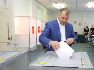 Спикер парламента Крыма проголосовал на участке в посёлке Научный