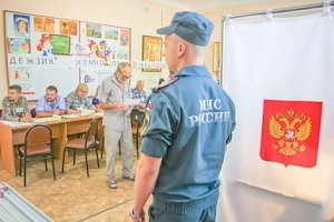 Сотрудники Главного управления МЧС России по Республике Крым обеспечивают безопасность проведения голосования в единый день голосования
