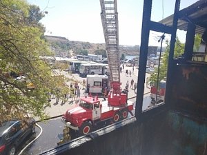 Севастопольские пожарные ликвидировали пожар в многоквартирном доме, от которого пострадало пять балконов