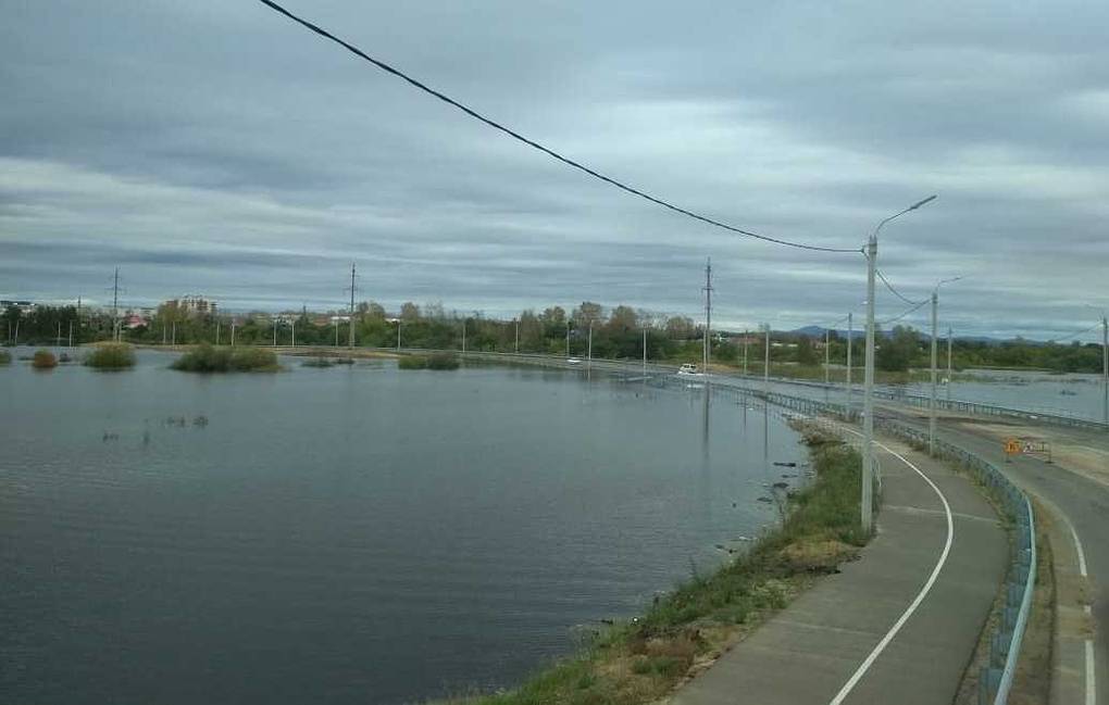 Вода в реке амур. Река Амур Хабаровск. Половодье реки Амур. Река Амур Комсомольск. Уровень воды в Амуре у Комсомольска на сегодня.